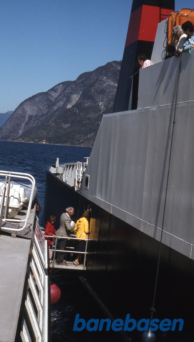 Omstigning mellem 2 færger midt i Sognefjord Omstigning mellem 2 færger midt i Sognefjord