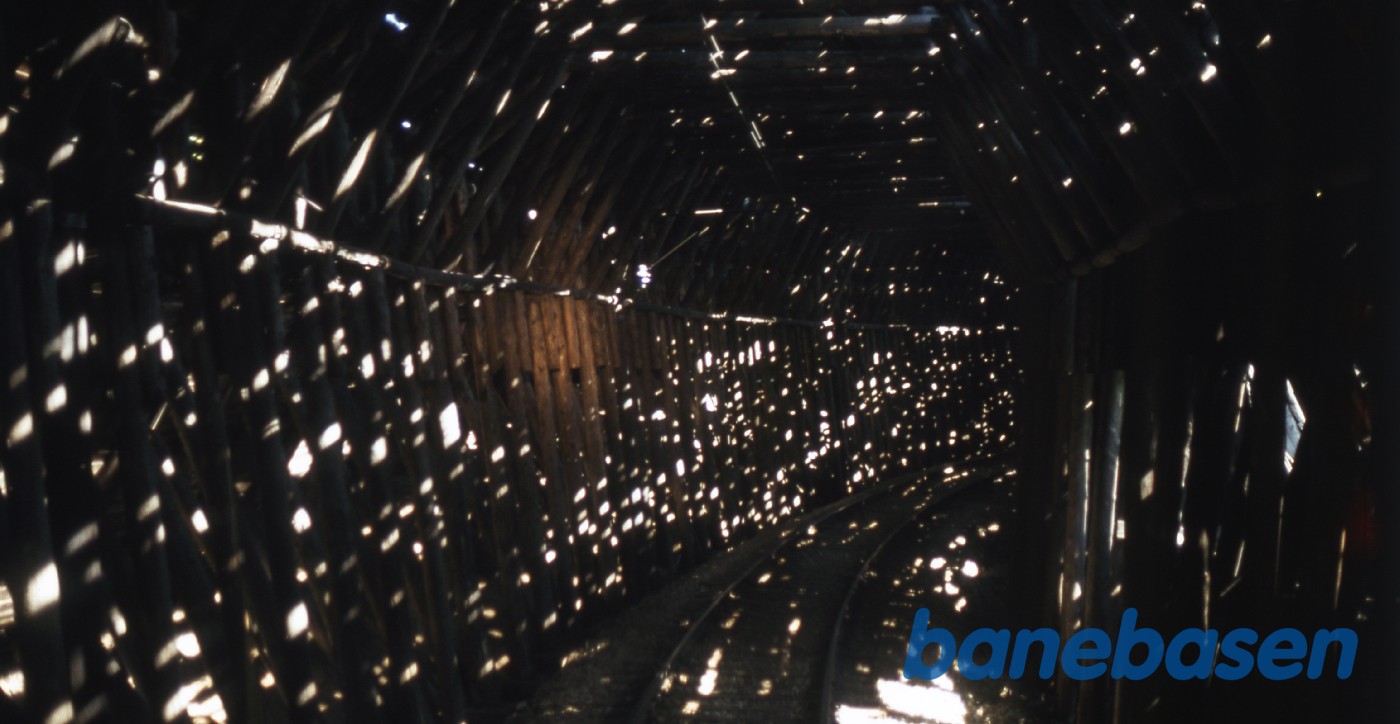 Foto af sporet inde i en overdækning der sikrer mod sneskred Foto af sporet inde i en overdækning der sikrer mod sneskred