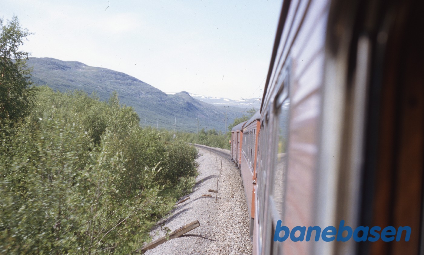 Et vue bagud langs toget et sted mellem Riksgrænsen og Kiruna Et vue bagud langs toget et sted mellem Riksgrænsen og Kiruna