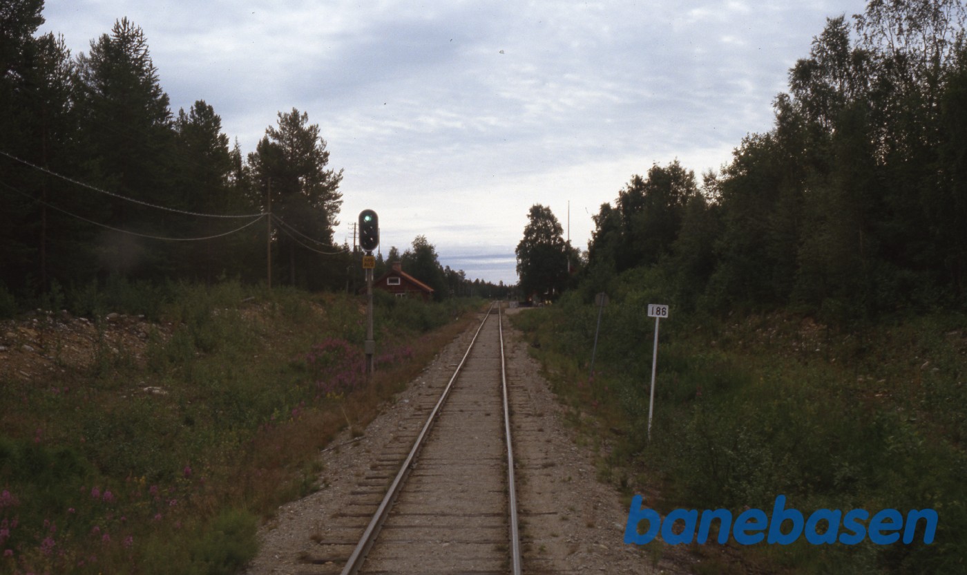 Et sted i skoven i km 186 ligger der en lille ukendt station Et sted i skoven i km 186 ligger der en lille ukendt station