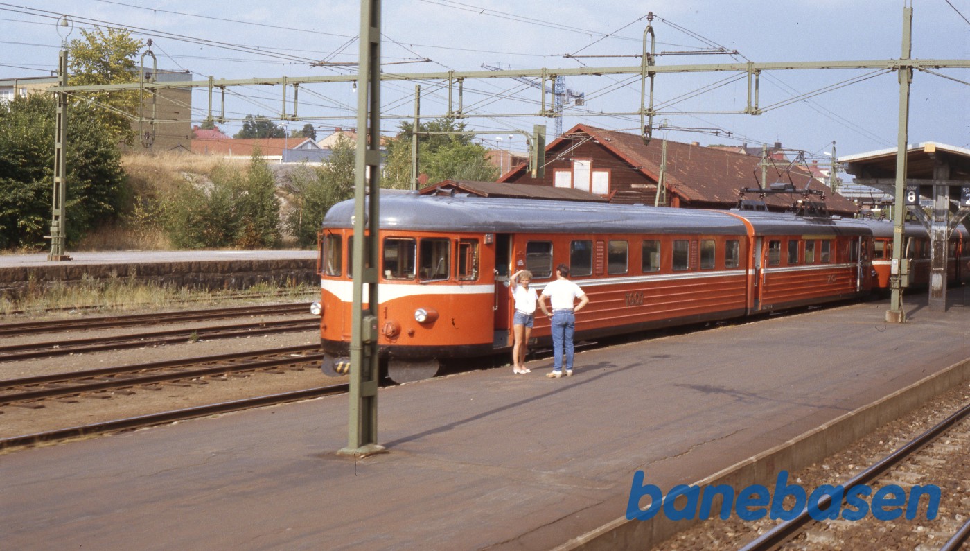 Elektrisk motorvognstog på en station mellem Stockholm og Helsingborg Elektrisk motorvognstog på en station mellem Stockholm og Helsingborg