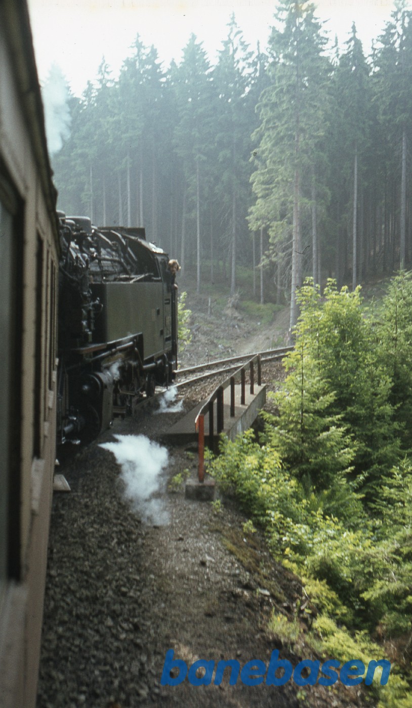 Et skud frem langs toget et sted på strækningen mellem Eisfelder Talmühle og Wernigerode Et skud frem langs toget et sted på strækningen mellem Eisfelder Talmühle og Wernigerode