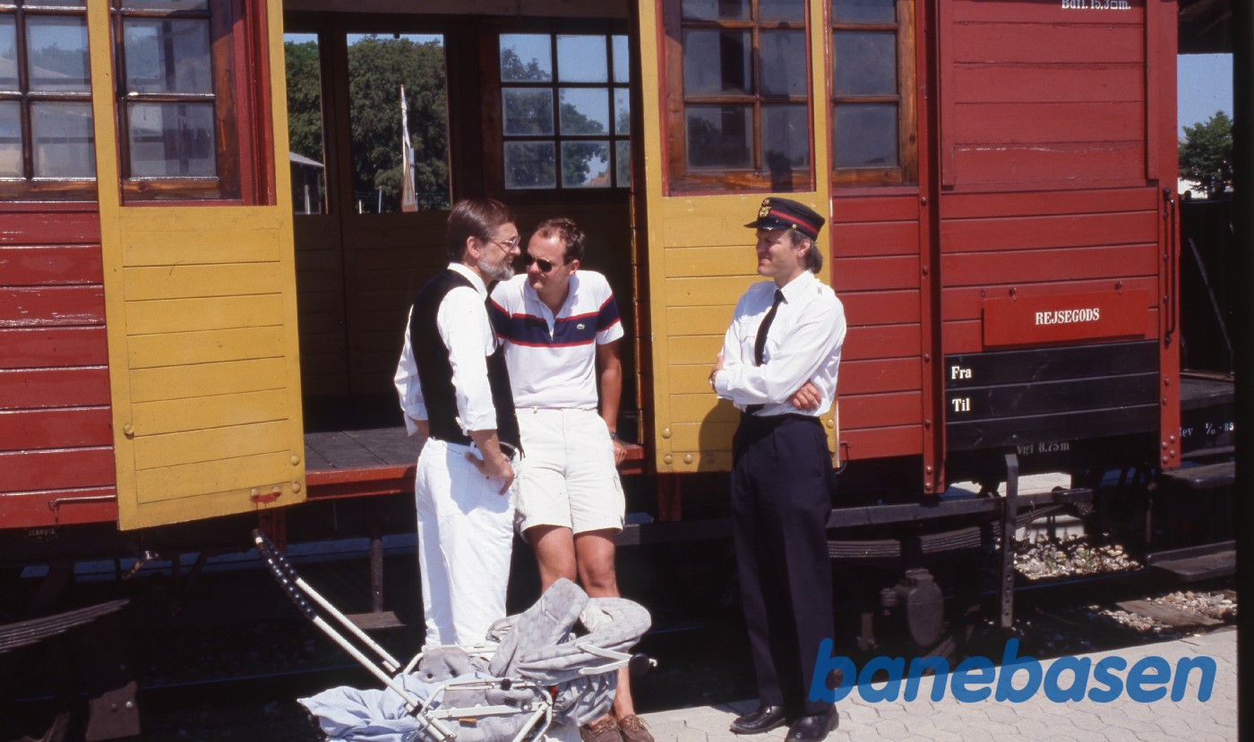 Togføreren holder øje med pakvognen Togføreren holder øje med pakvognen