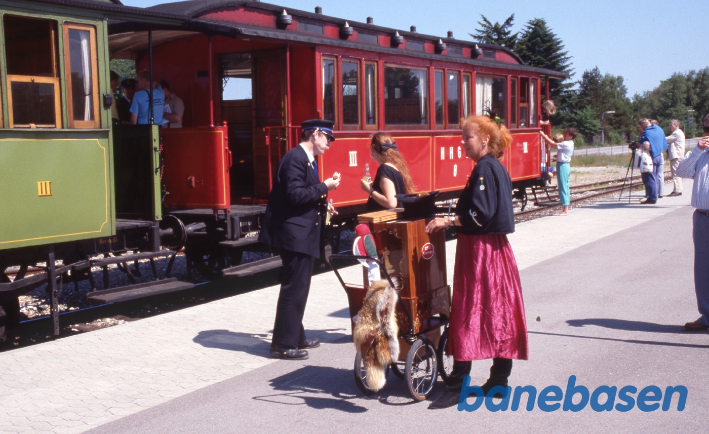 Lokomotivføren snakker med en passager Lokomotivføren snakker med en passager