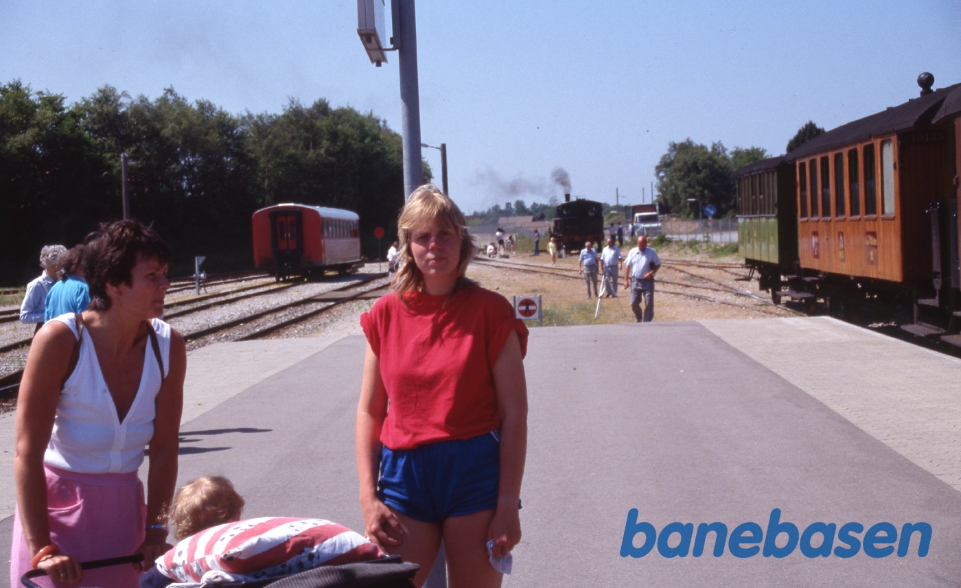 2 damer med barnevogn 2 damer med barnevogn