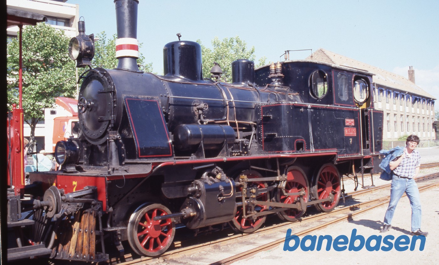 Damplokomotivet på Grønnehave station i solskin Damplokomotivet på Grønnehave station i solskin