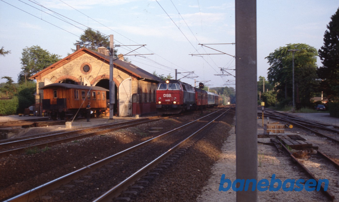Tog til Stockholm på vej forbi remisen Tog til Stockholm på vej forbi remisen
