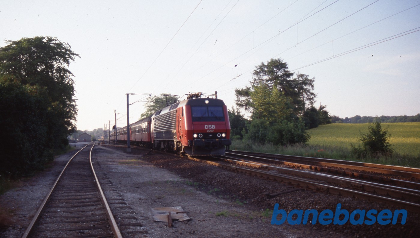 Kystbanetog på vej til København har lige passeret remisen Kystbanetog på vej til København har lige passeret remisen