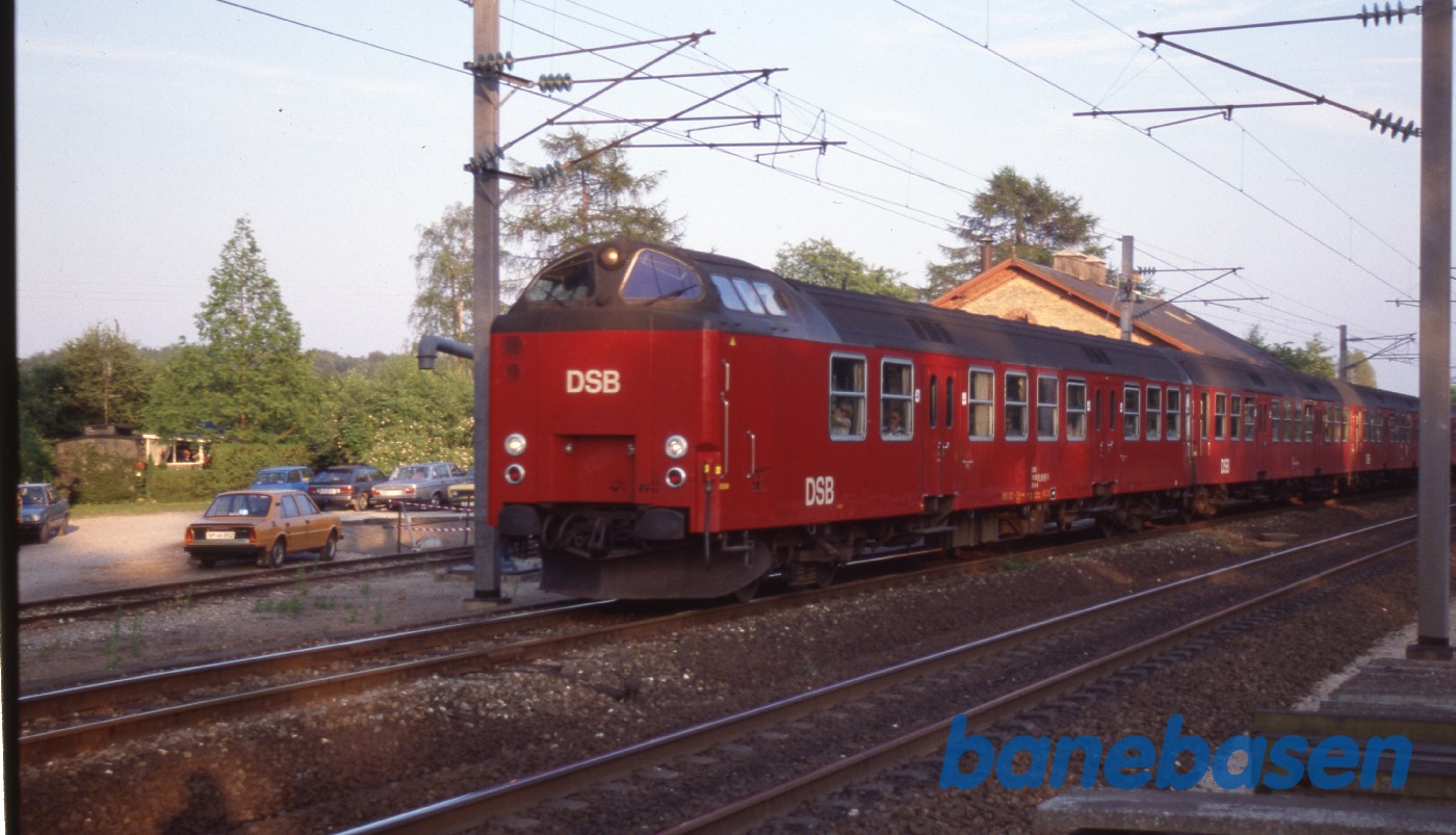 Kystbanetog på vej til Helsingør har lige passeret remisen Kystbanetog på vej til Helsingør har lige passeret remisen