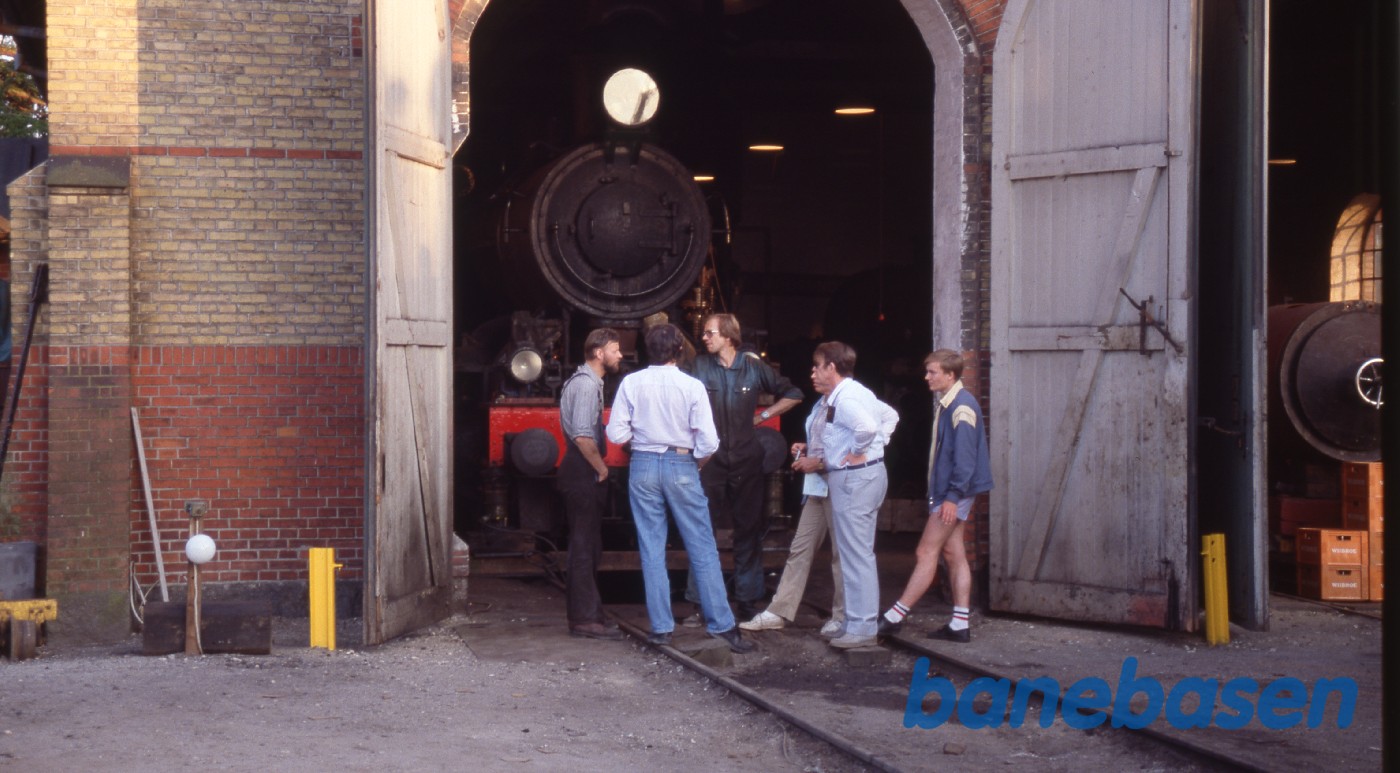 Nogle klubmedlemmer står foran 1307 Nogle klubmedlemmer står foran 1307