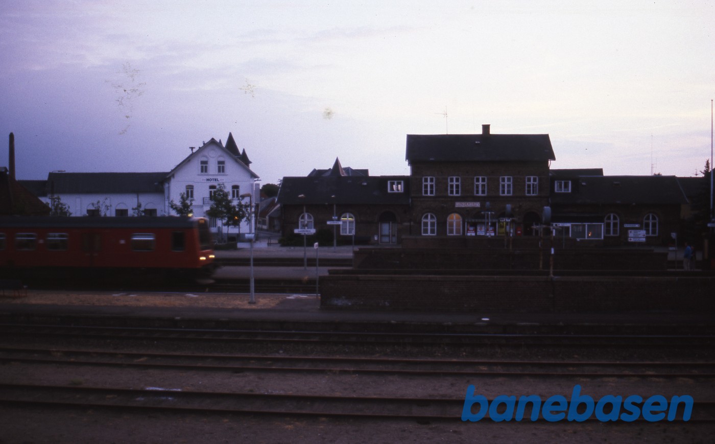 Et vue ud over hele stationsområdet med stationsbygningen i baggrunden Et vue ud over hele stationsområdet med stationsbygningen i baggrunden