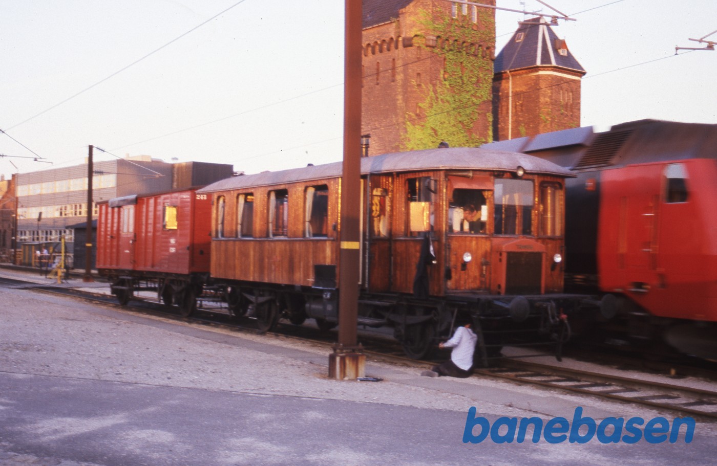 M4 holder i askekassen på Mgb, det er vandtårnene i baggrunden M4 holder i askekassen på Mgb, det er vandtårnene i baggrunden