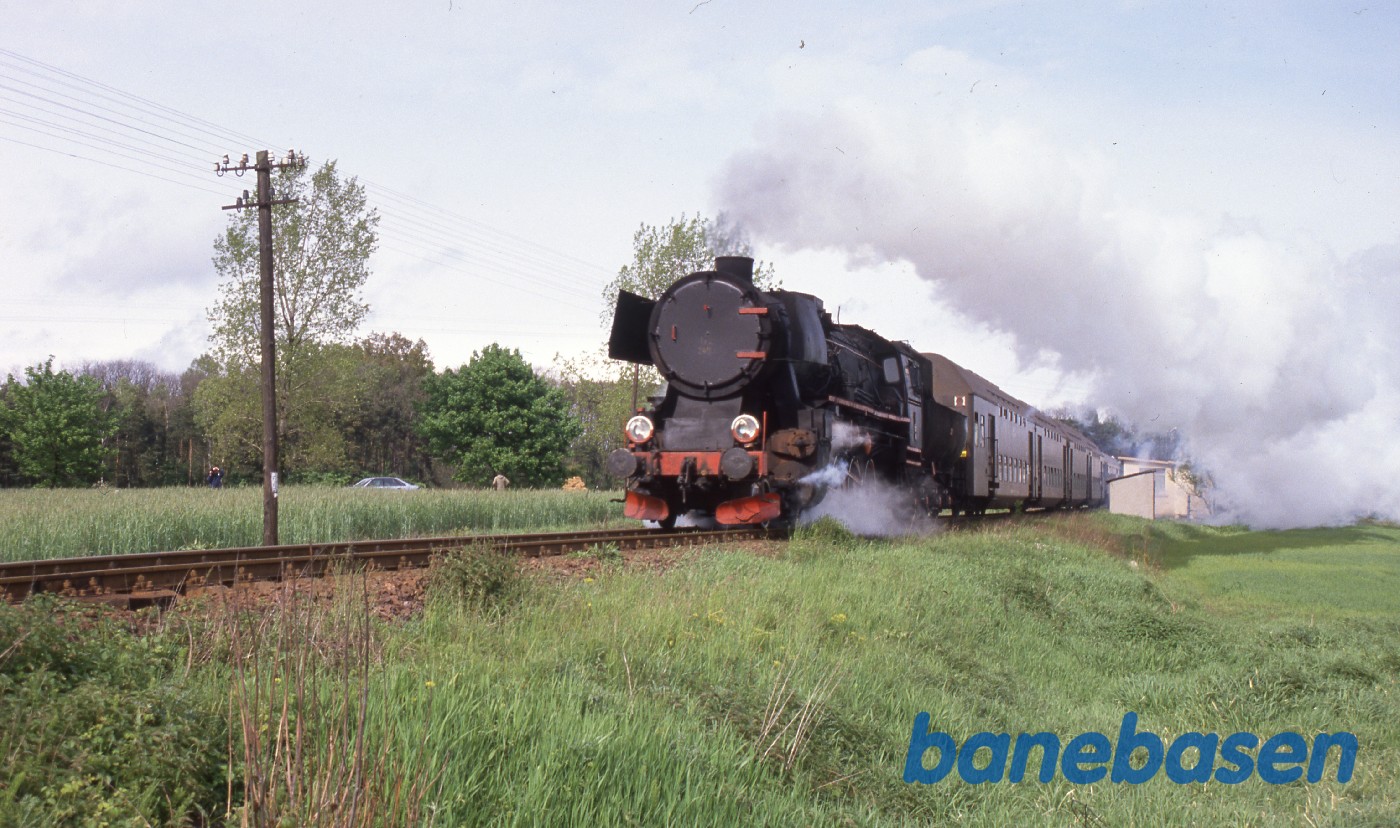 Et persontog holder på en lille landstation i nærheden af Wolsztyn Et persontog holder på en lille landstation i nærheden af Wolsztyn