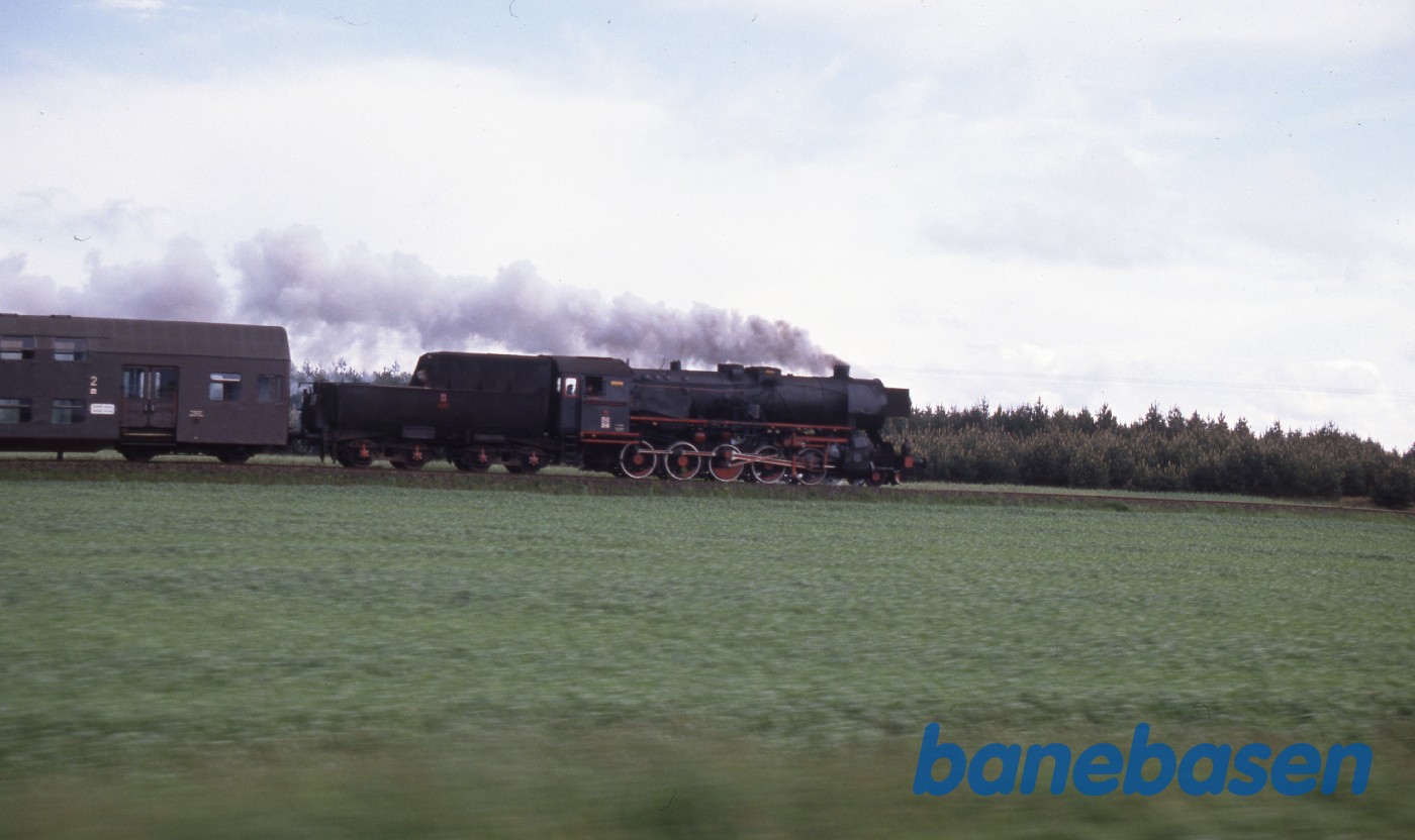 Et persontog kører på en strækning i nærheden af Wolsztyn Et persontog kører på en strækning i nærheden af Wolsztyn