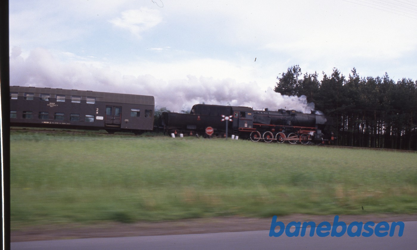 Et persontog kører på en strækning i nærheden af Wolsztyn Et persontog kører på en strækning i nærheden af Wolsztyn