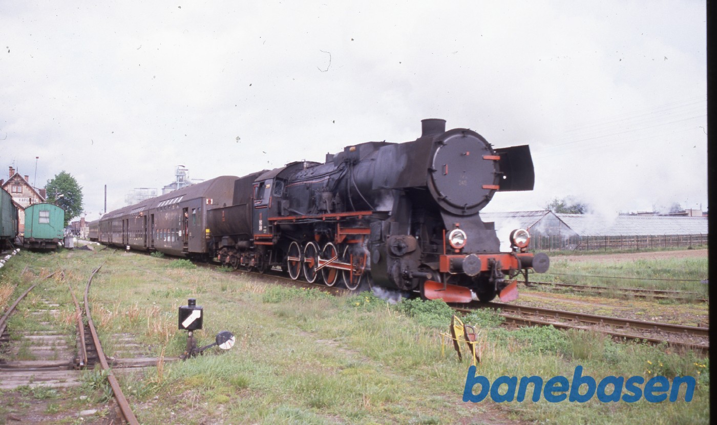 Et persontog holder på en station i nærheden af Wolsztyn Et persontog holder på en station i nærheden af Wolsztyn