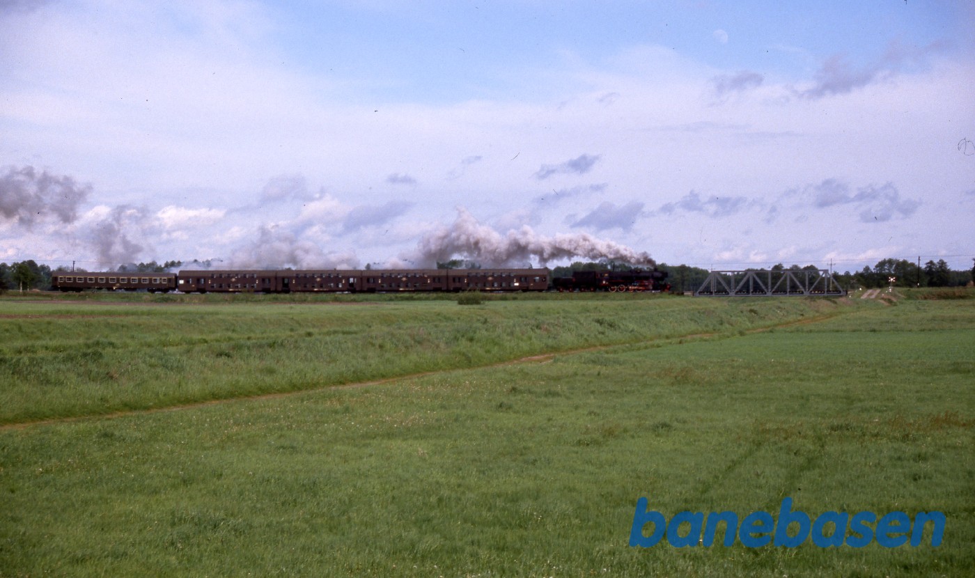 Et persontog kører på en strækning i nærheden af Wolsztyn Et persontog kører på en strækning i nærheden af Wolsztyn
