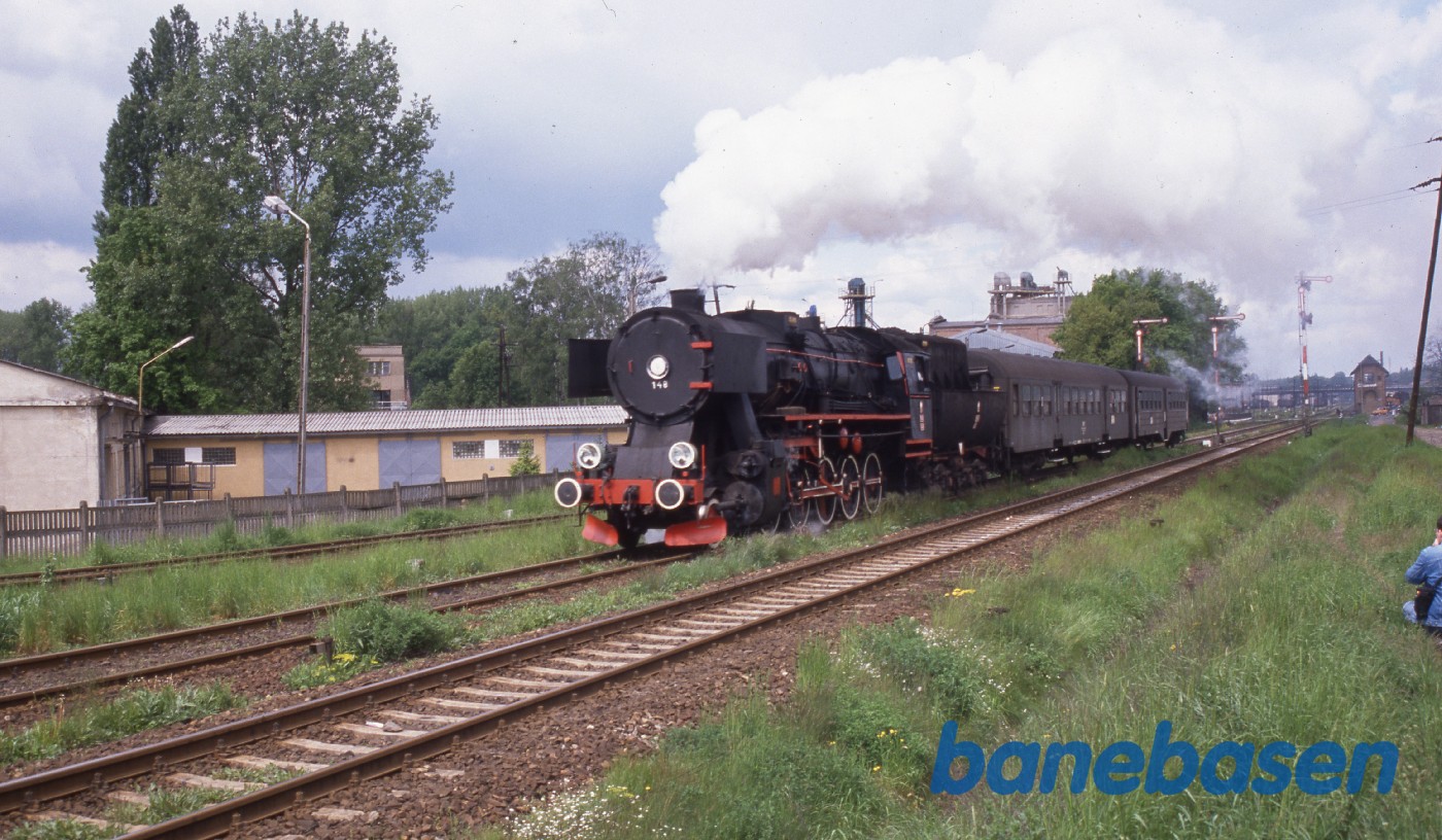 Et persontog kører ud på en strækning i nærheden af Wolsztyn. Bemærk armsignalerne Et persontog kører ud på en strækning i nærheden af Wolsztyn. Bemærk armsignalerne