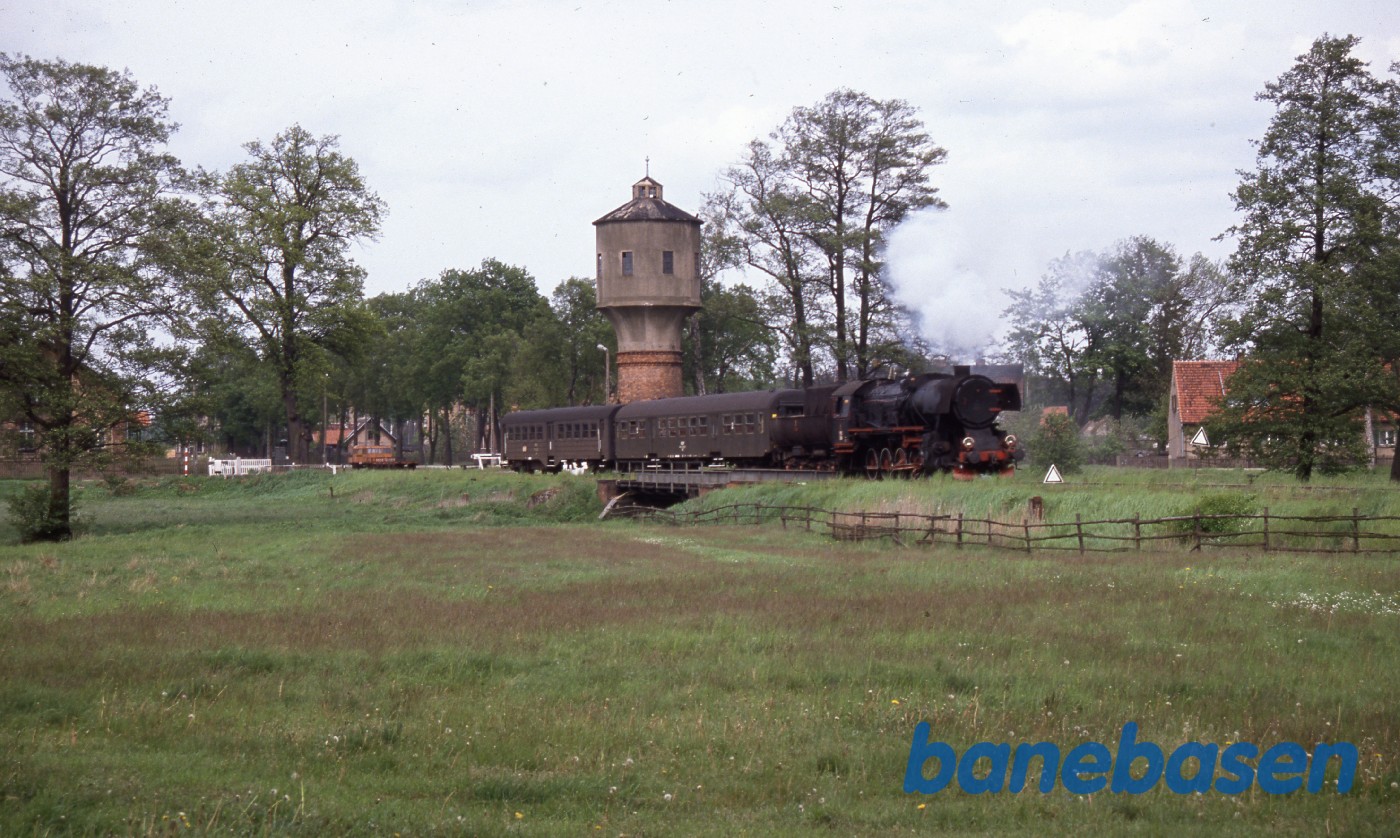 Et persontog kører ud på en strækning i nærheden af Wolsztyn Et persontog kører ud på en strækning i nærheden af Wolsztyn