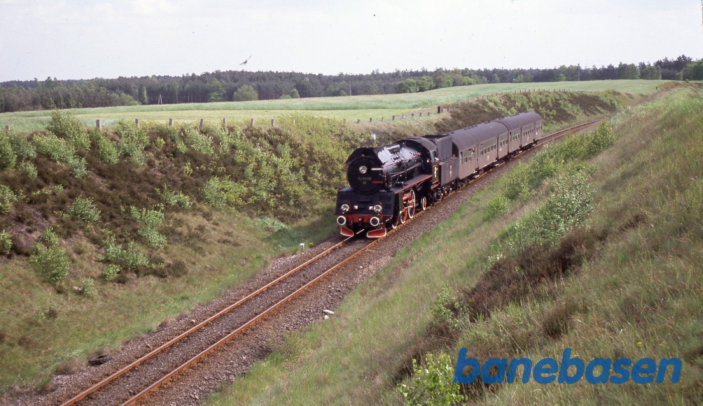 Et persontog kører på en strækning i nærheden af Wolsztyn Et persontog kører på en strækning i nærheden af Wolsztyn