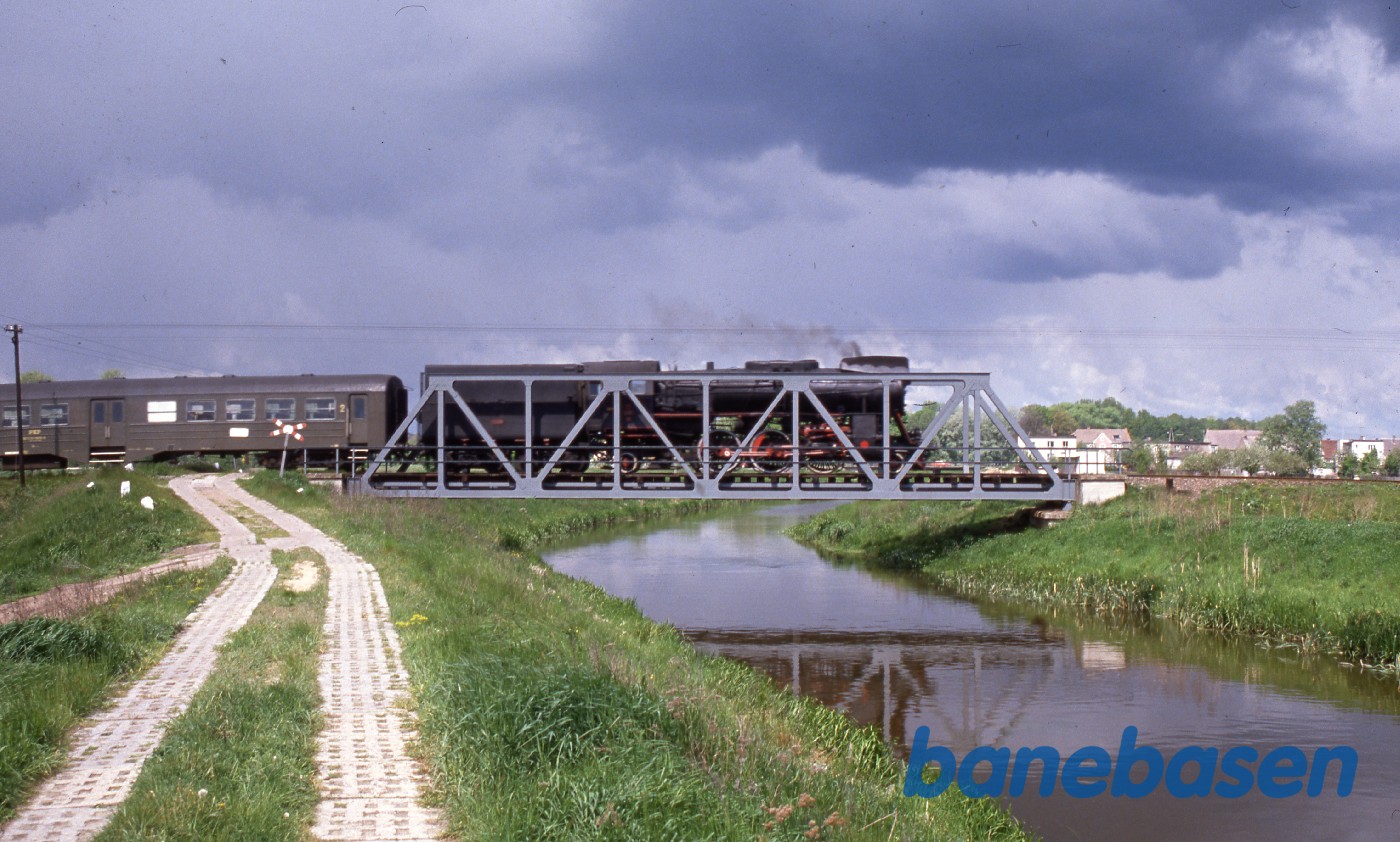 Et persontog kører på en strækning i nærheden af Wolsztyn Et persontog kører på en strækning i nærheden af Wolsztyn