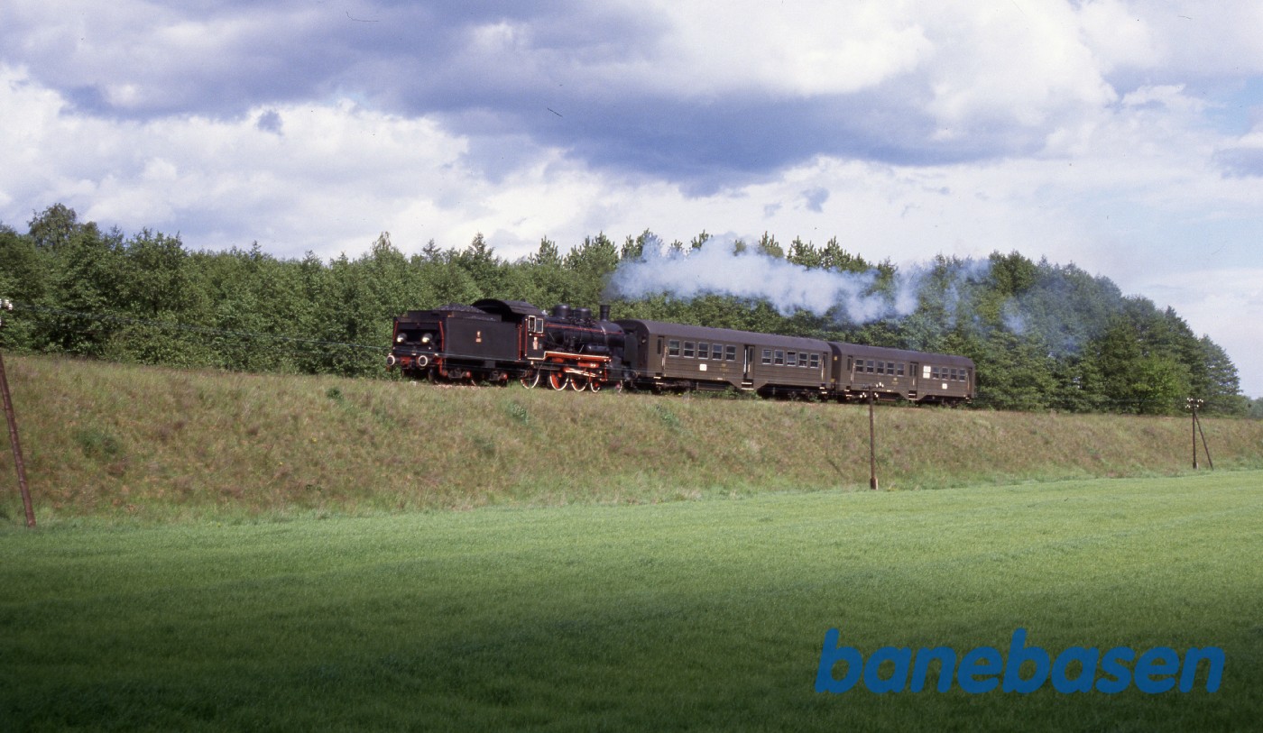 Et persontog kører på en strækning i nærheden af Wolsztyn Et persontog kører på en strækning i nærheden af Wolsztyn