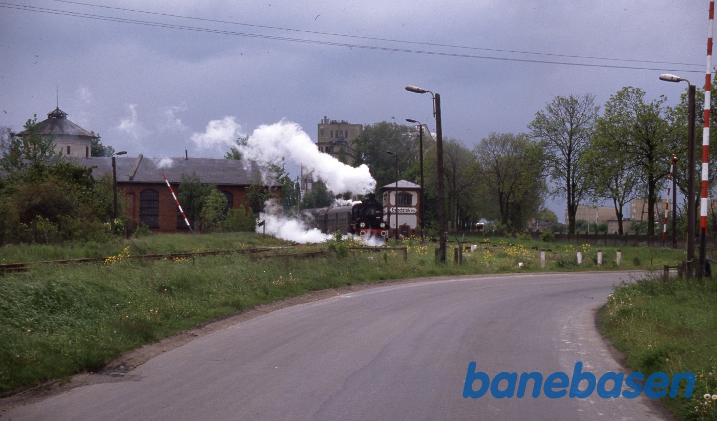 Damptog på vej ud af stationen, rundremisen ses til venstre, et sted i nærheden af Wolsztyn Damptog på vej ud af stationen, rundremisen ses til venstre, et sted i nærheden af Wolsztyn