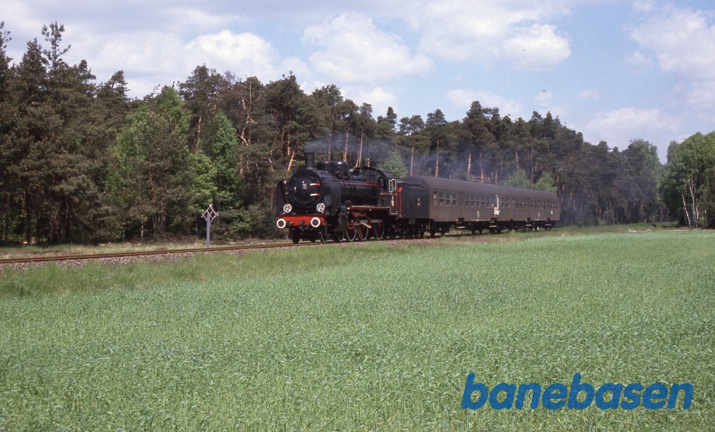 Et persontog kører på en strækning i nærheden af Wolsztyn Et persontog kører på en strækning i nærheden af Wolsztyn