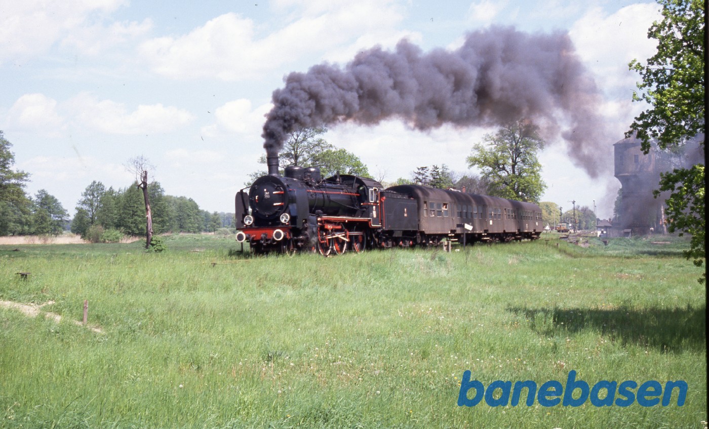 Et persontog kører på en strækning i nærheden af Wolsztyn Et persontog kører på en strækning i nærheden af Wolsztyn
