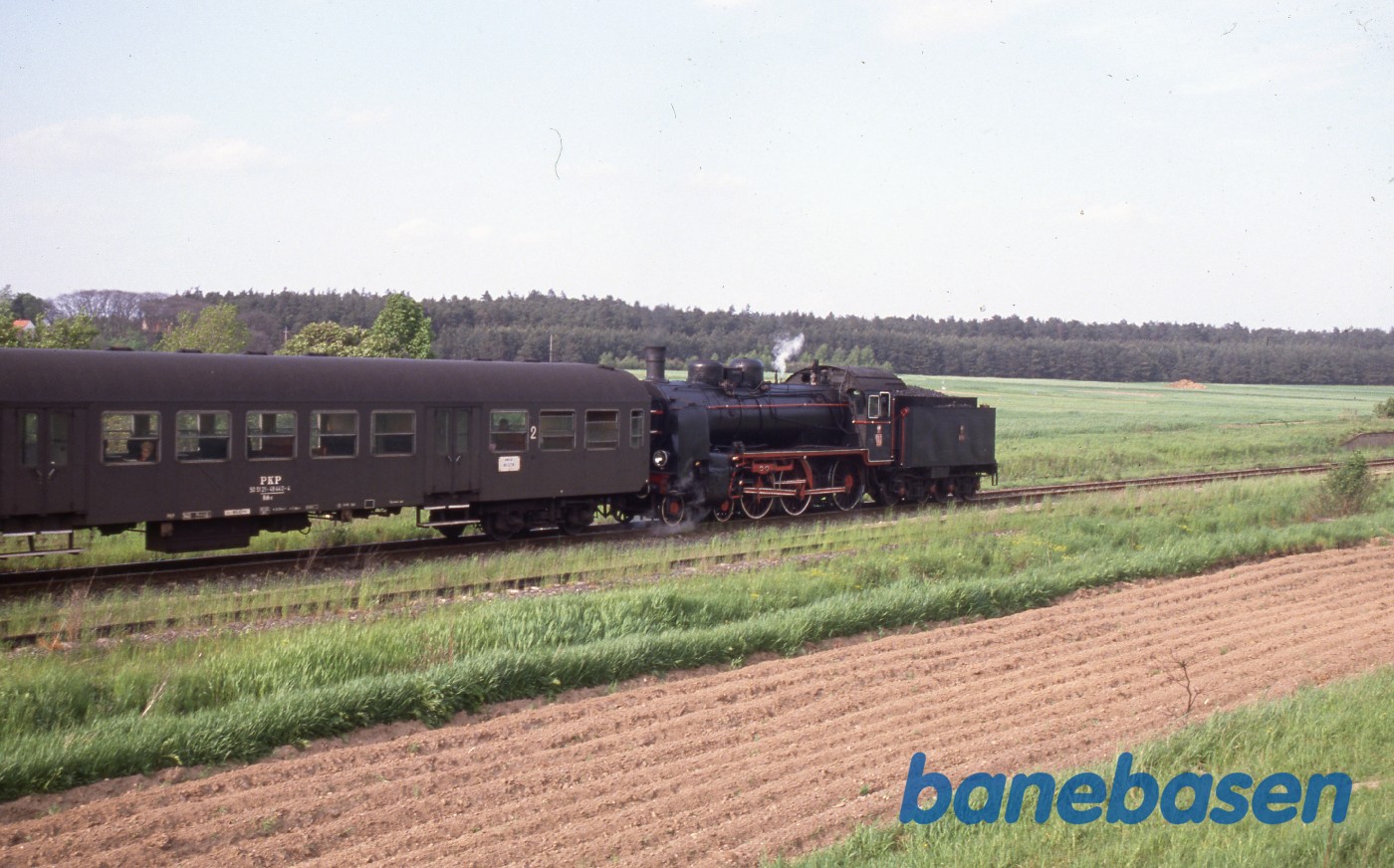 Et persontog kører på en strækning i nærheden af Wolsztyn Et persontog kører på en strækning i nærheden af Wolsztyn