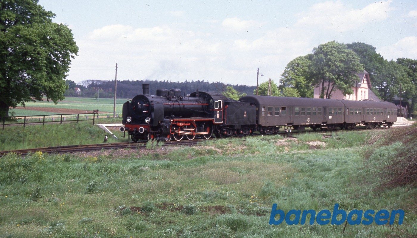 Et persontog kører ud af en station og ud på en strækning i nærheden af Wolsztyn Et persontog kører ud af en station og ud på en strækning i nærheden af Wolsztyn