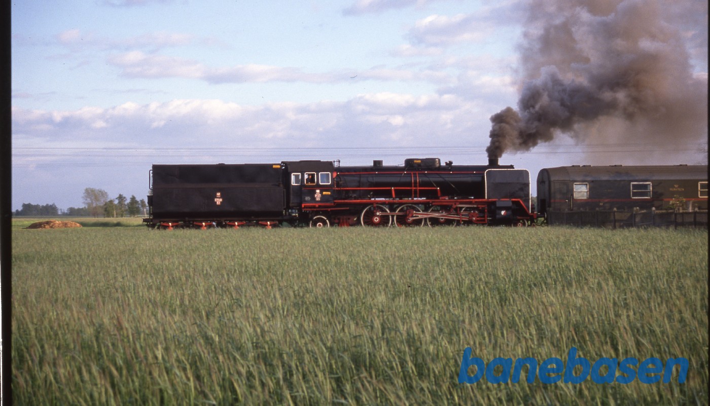 Et persontog kører på en strækning i nærheden af Wolsztyn Et persontog kører på en strækning i nærheden af Wolsztyn