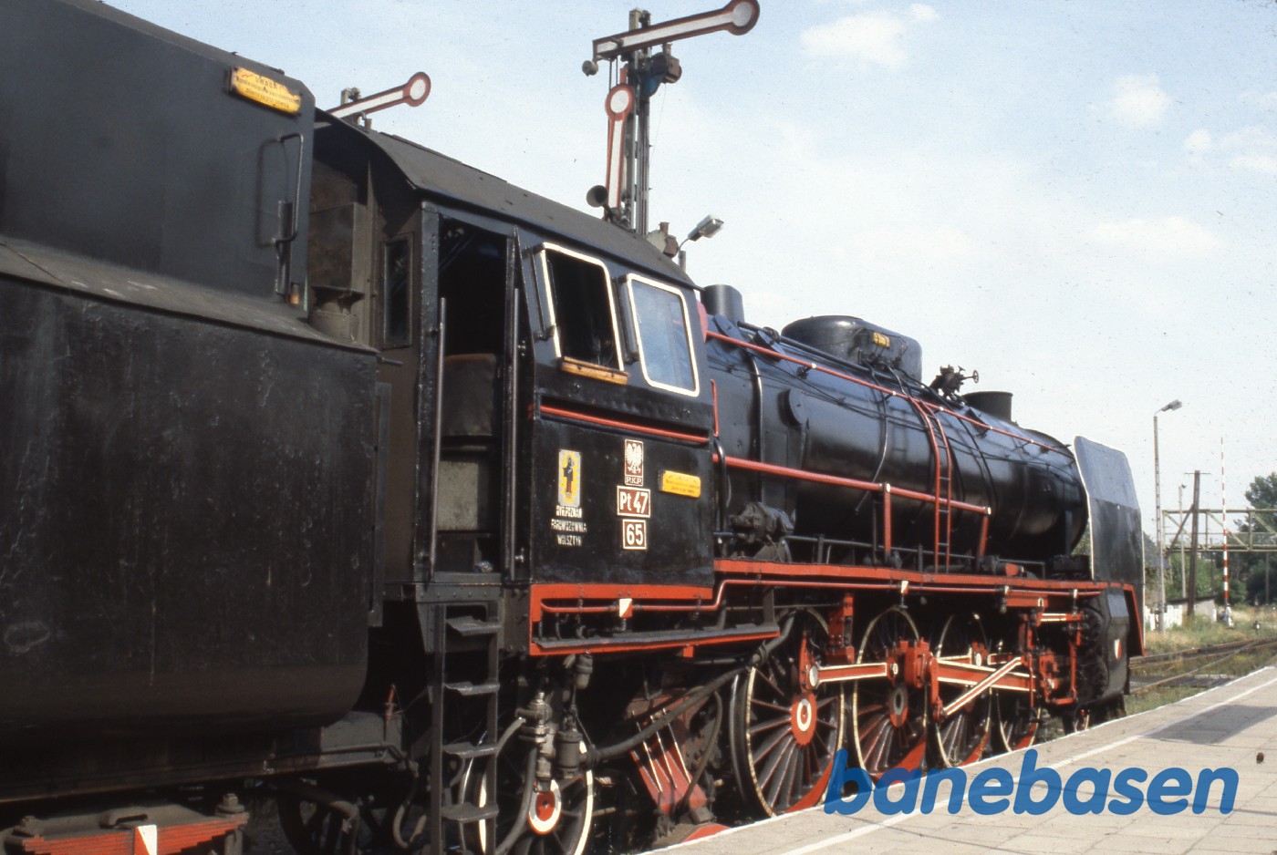 Et stort flot eksprestogslokomotiv ved perron Et stort flot eksprestogslokomotiv ved perron