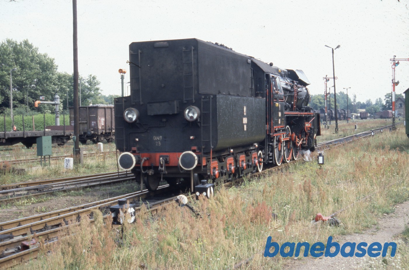 Damplokomotivet rangerer på stationen i nærheden af Wolsztyn Damplokomotivet rangerer på stationen i nærheden af Wolsztyn