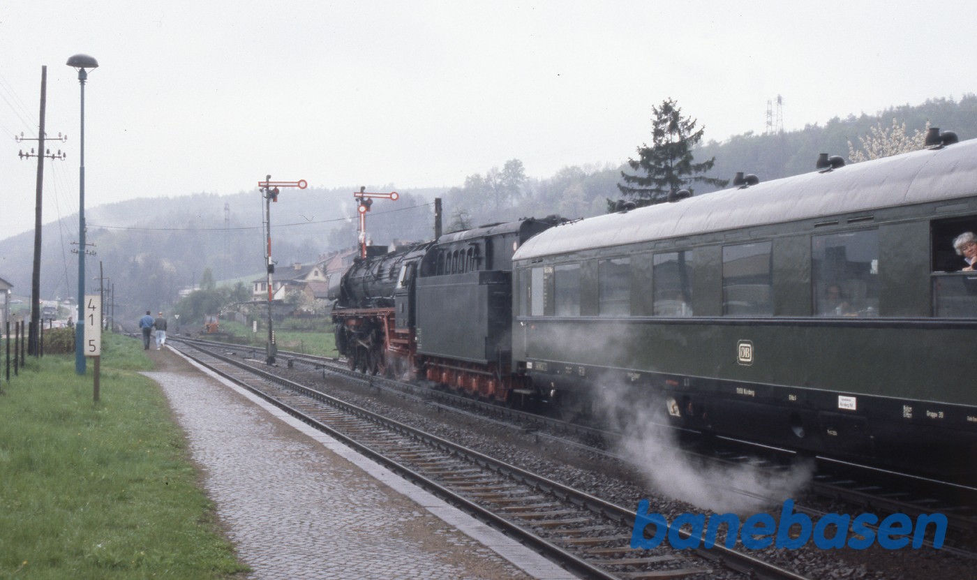 Fotostop på en lille landstation et ukendt sted Fotostop på en lille landstation et ukendt sted