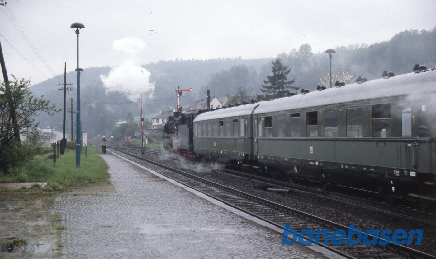 Fotostop på en lille landstation et ukendt sted Fotostop på en lille landstation et ukendt sted