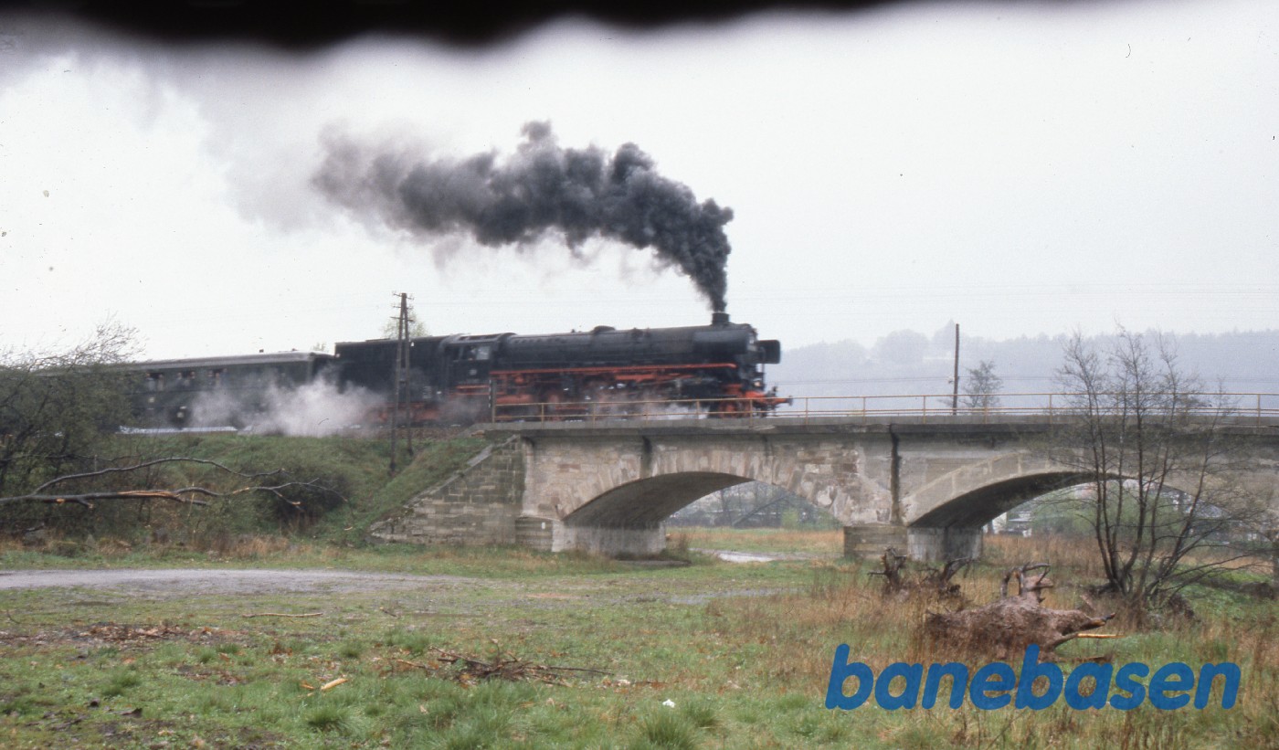 Damptoget kører over en bro Damptoget kører over en bro