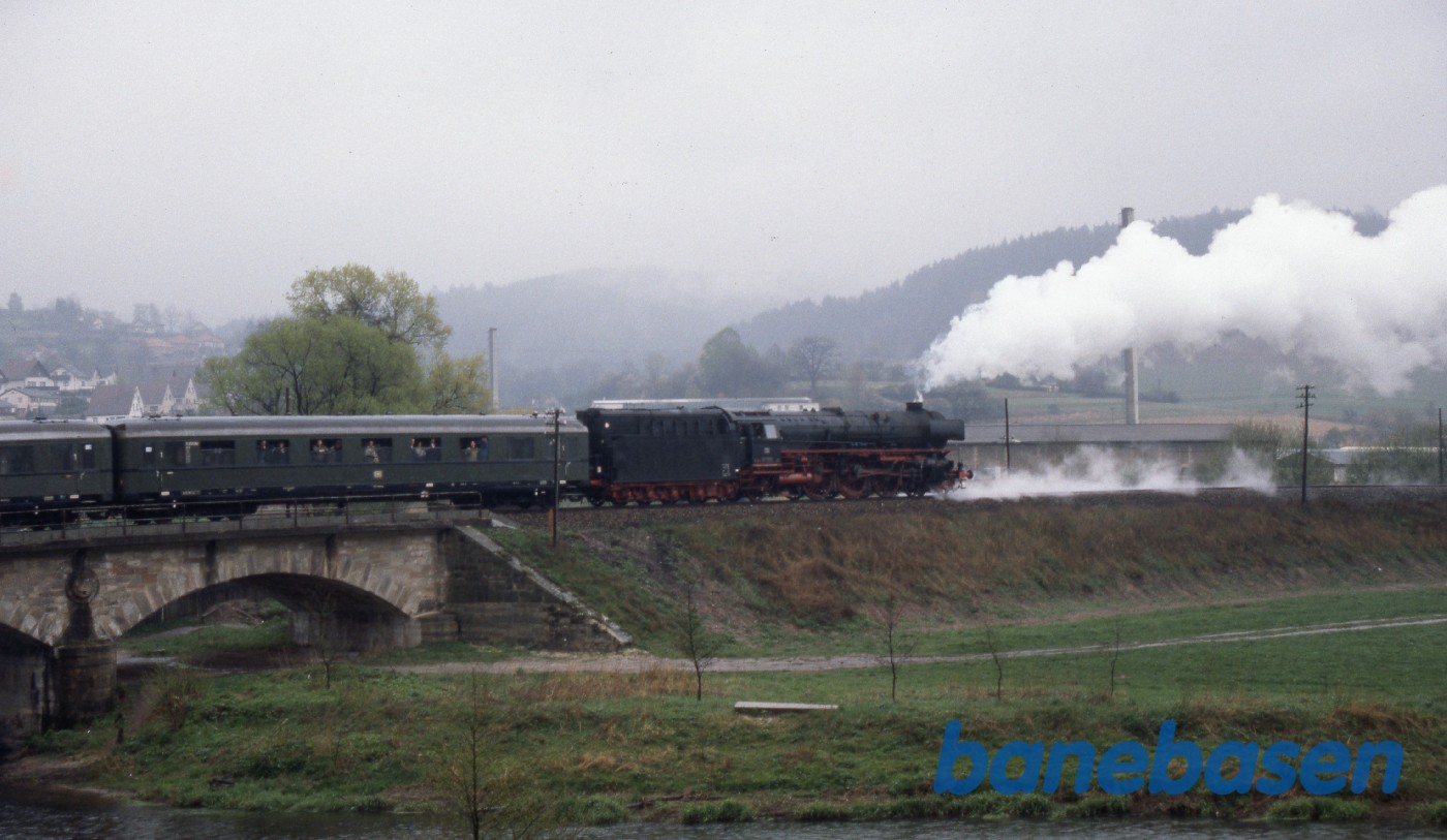 Damptoget kører over en bro Damptoget kører over en bro