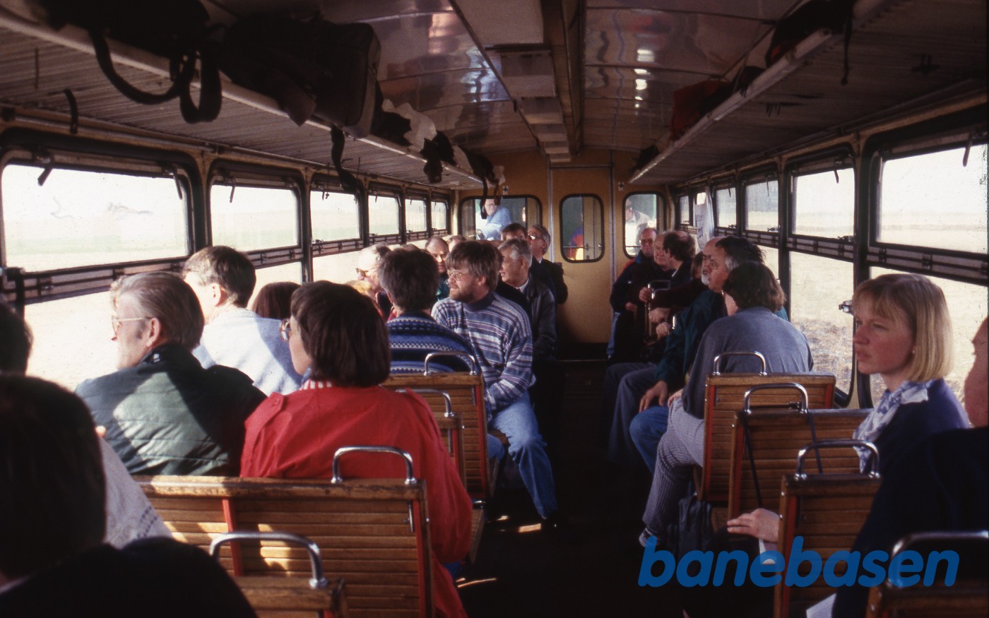 Et foto inde i toget, fyldt med glade turdeltagere Et foto inde i toget, fyldt med glade turdeltagere