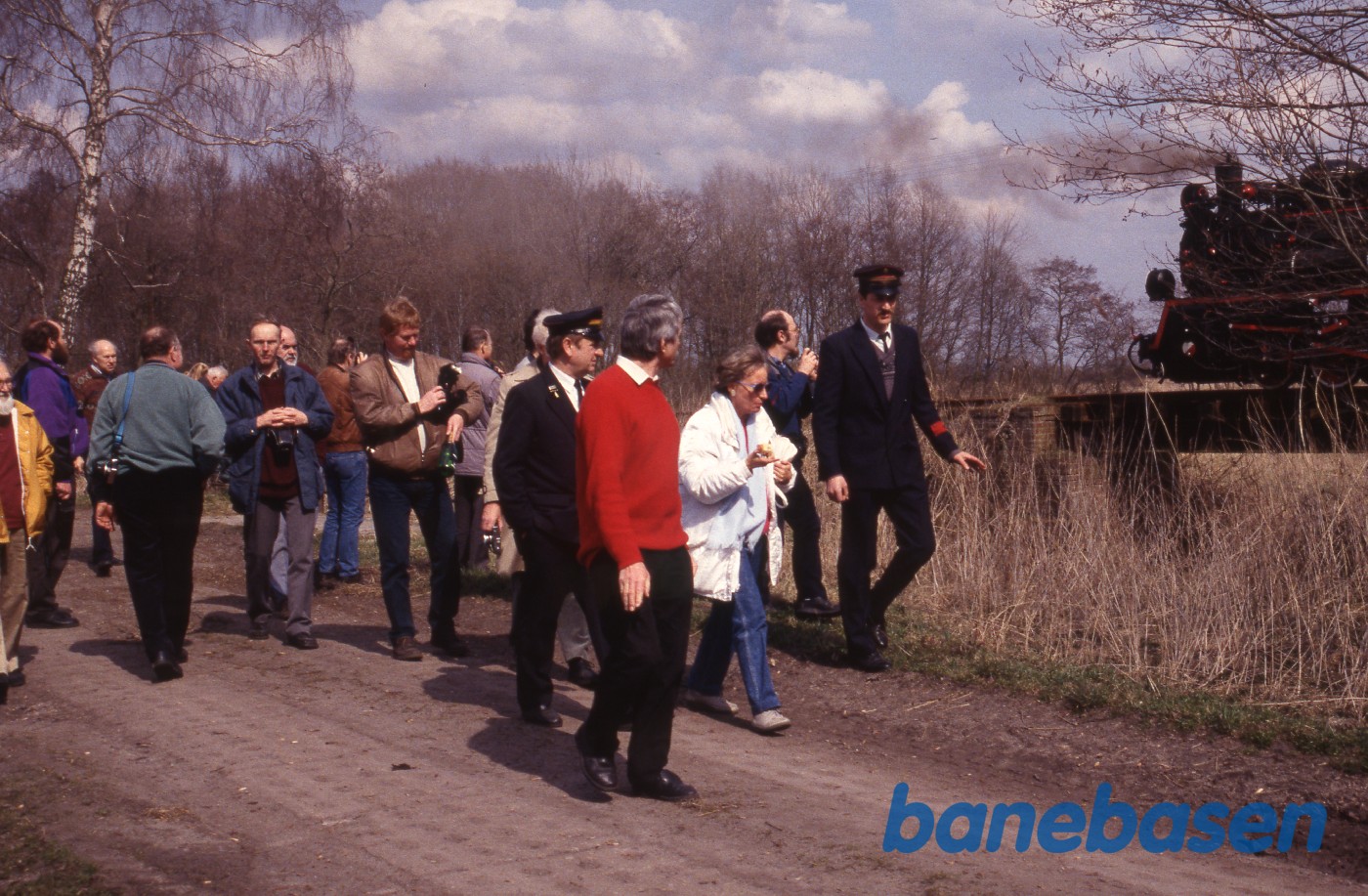 Fotostop ved en bro et ukendt sted på strækningen. Turdeltagerne på vej tilbage til toget Fotostop ved en bro et ukendt sted på strækningen. Turdeltagerne på vej tilbage til toget