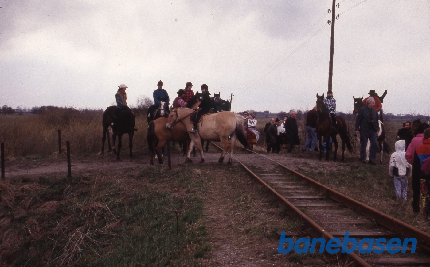 Røverisk overfald på toget, et ukendt sted på strækningen. Optræden af den lokale rideklub Røverisk overfald på toget, et ukendt sted på strækningen. Optræden af den lokale rideklub