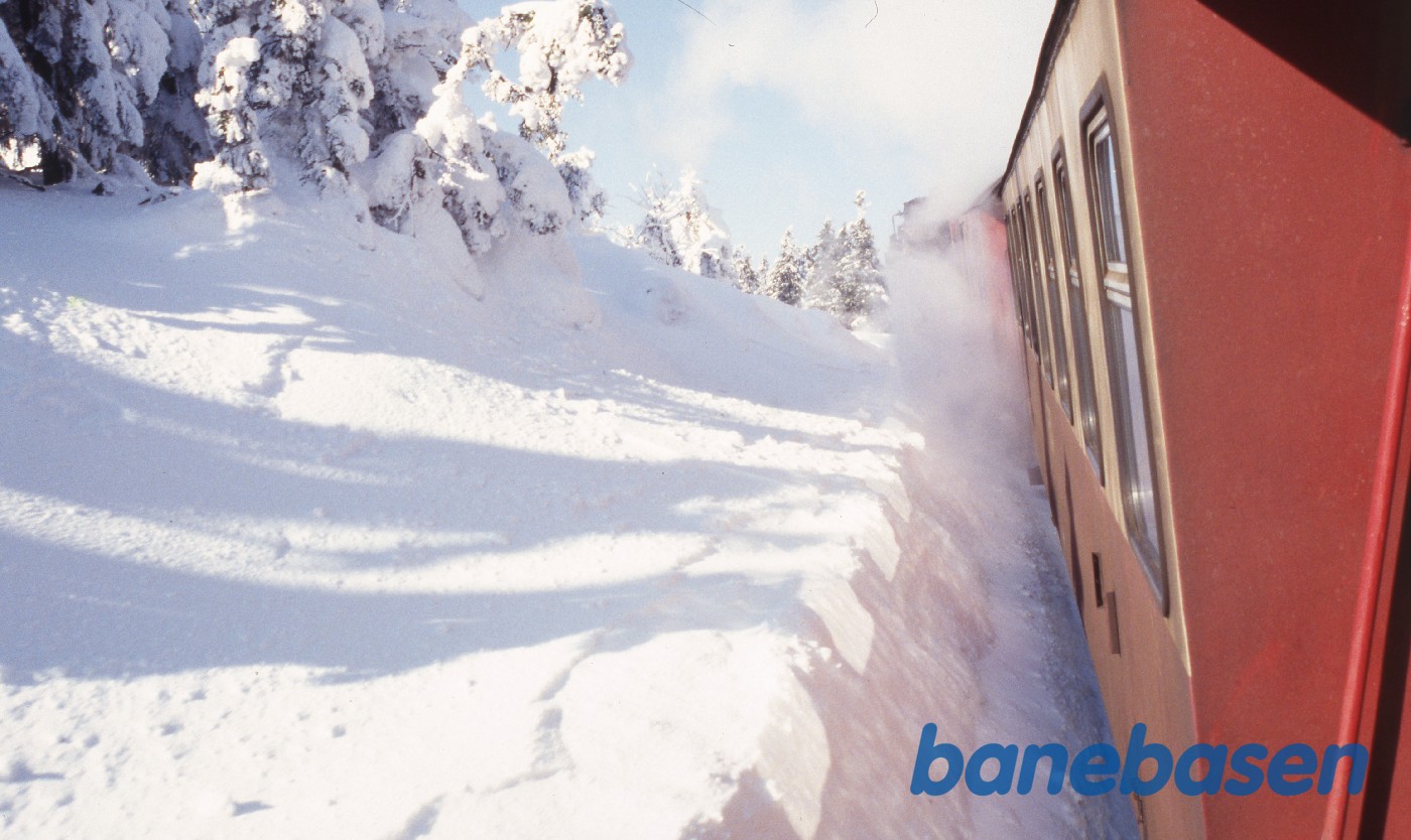 Foto op langs siden et sted på strækningen nær Brocken Foto op langs siden et sted på strækningen nær Brocken