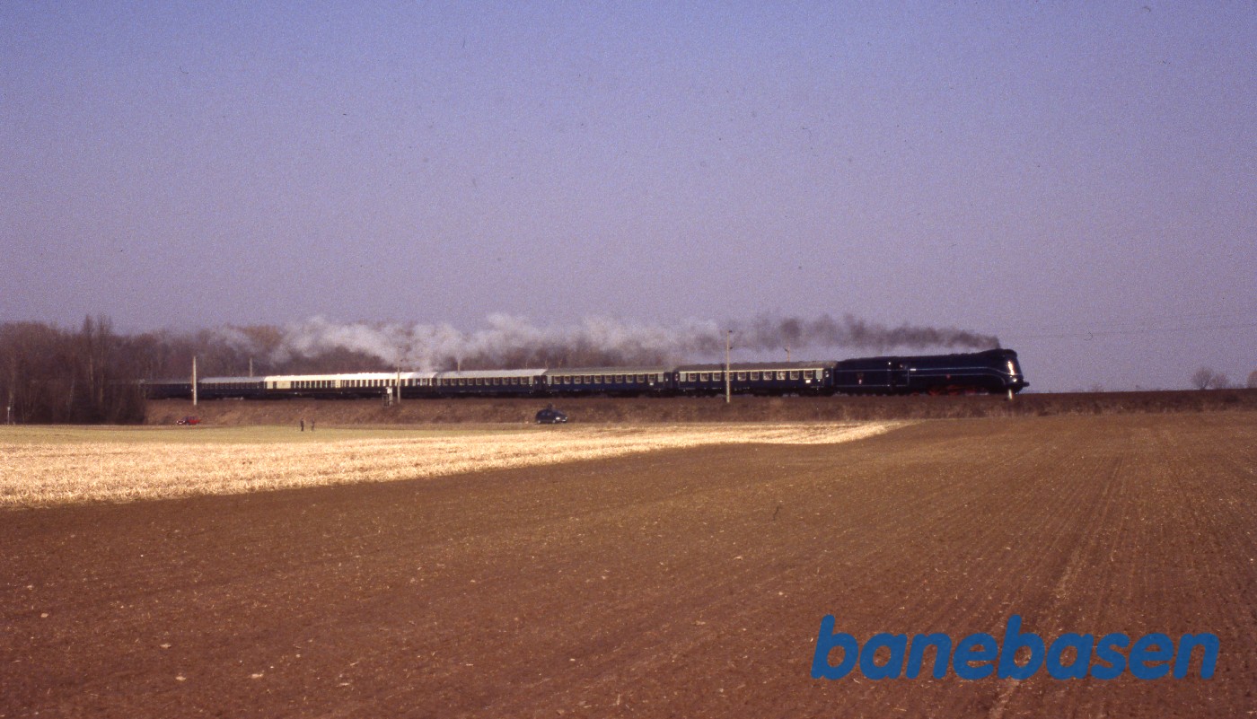 Vi havde taget opstilling på en mark i god afstand, da toget kom kørende med ca. 160 km/t Vi havde taget opstilling på en mark i god afstand, da toget kom kørende med ca. 160 km/t