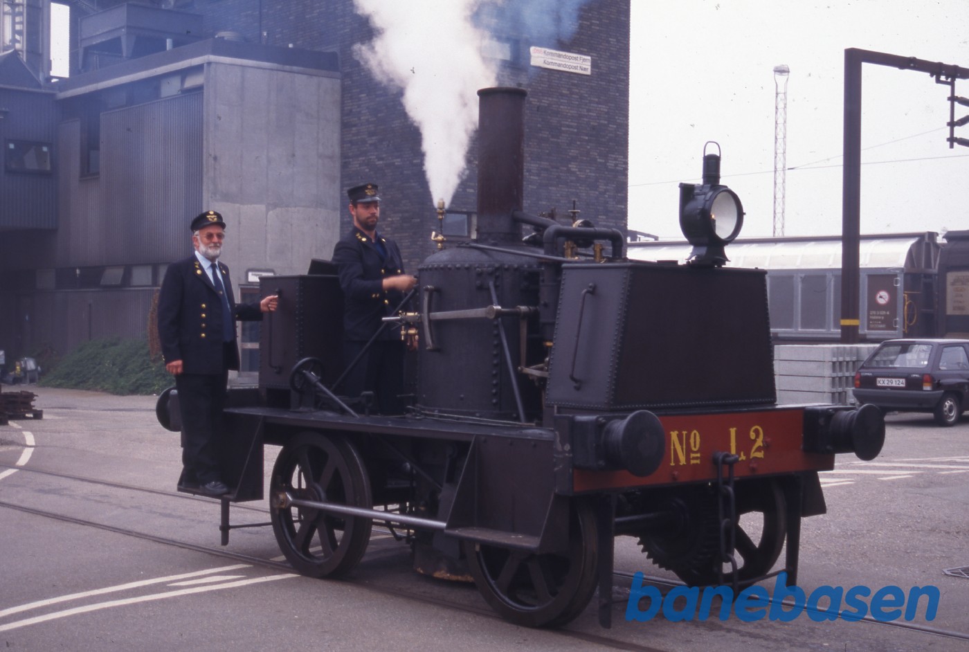 Jernbanemuseets replika af et gammelt lokomotiv, set nede bag kommandoposten til Kh Jernbanemuseets replika af et gammelt lokomotiv, set nede bag kommandoposten til Kh