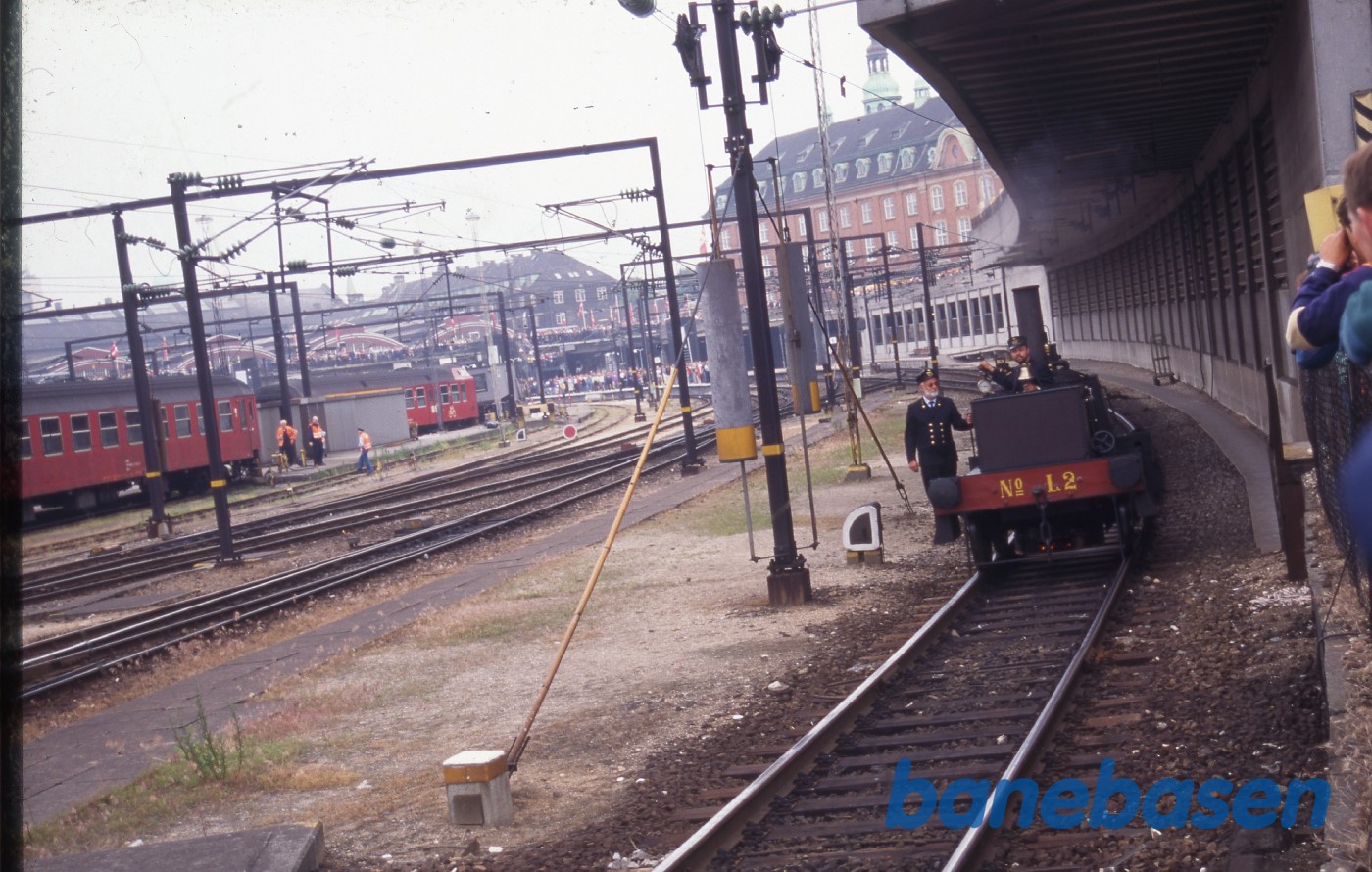 Jernbanemuseets replika af et gammelt lokomotiv, set nede bag postterminalen Jernbanemuseets replika af et gammelt lokomotiv, set nede bag postterminalen