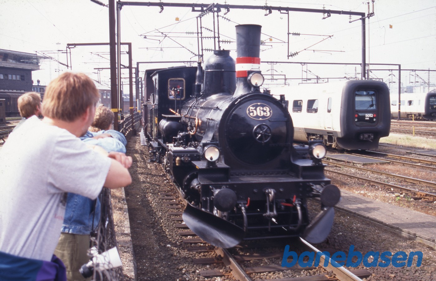 Damplokomotiv med vogne på vej ind på stationen Damplokomotiv med vogne på vej ind på stationen