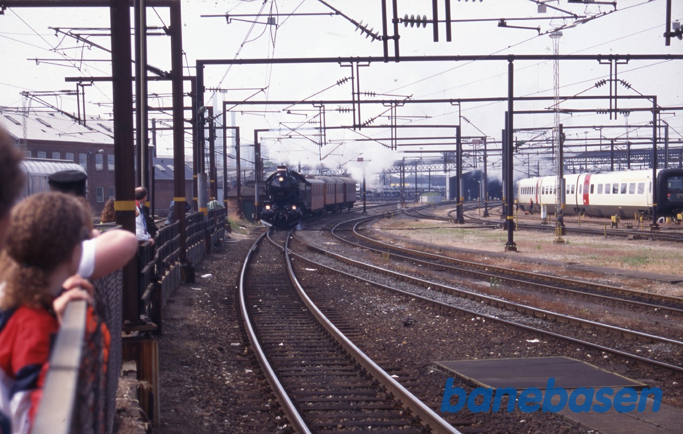 Damplokomotiv med vogne på vej ind på stationen Damplokomotiv med vogne på vej ind på stationen