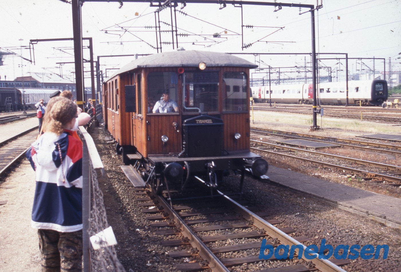 Triangelmotortog på vej ind på stationen Triangelmotortog på vej ind på stationen
