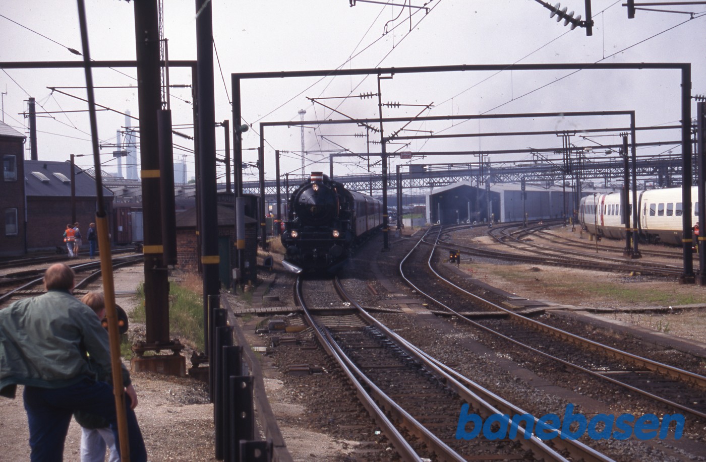 Damplokomotiv med vogne på vej ind på stationen Damplokomotiv med vogne på vej ind på stationen