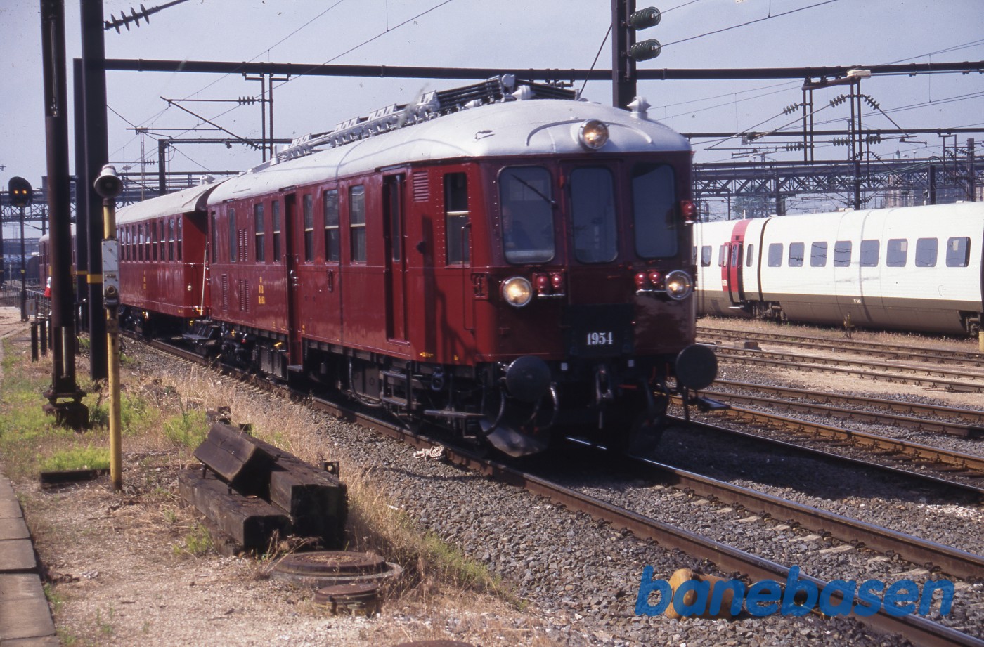 MO-tog på vej ind på stationen MO-tog på vej ind på stationen